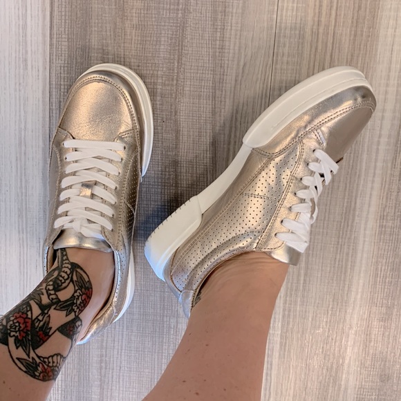 Bella Vita Metallic Sneakers - Picture 4 of 10